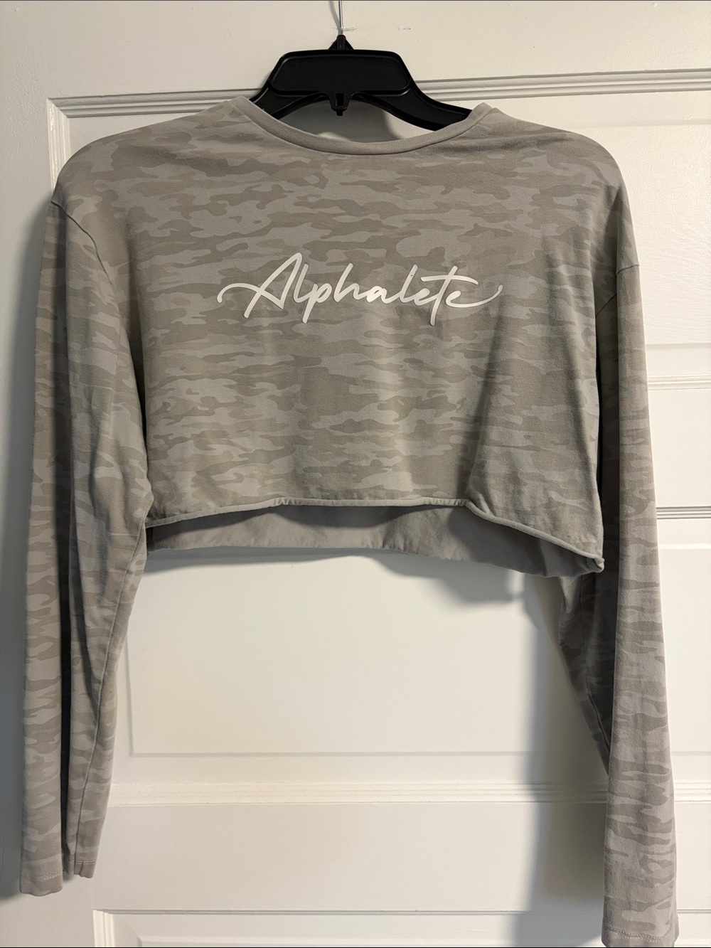 Alphalete Women's Cropped Long Sleeve Camo Top - Gray